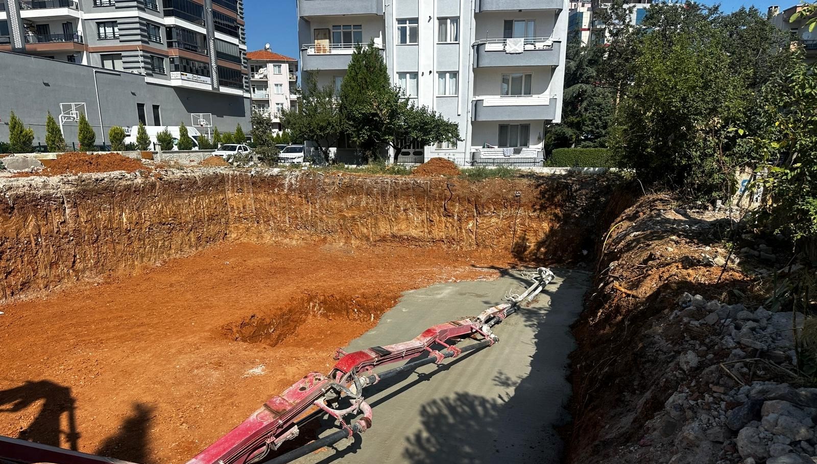Uşak’ta 2 işçinin üzerine beton pompası düştü