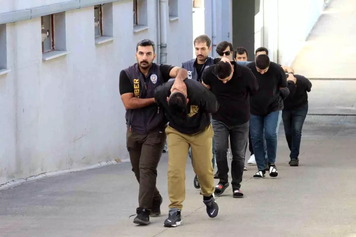 adanada otomobil dolandiriciligi operasyonu 6 supheli tutuklandi wiDzG6v8.jpg