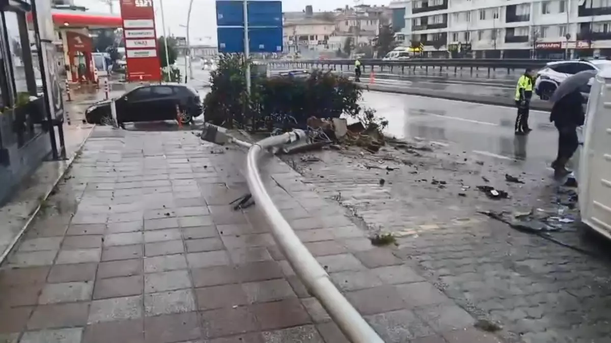 Büyükçekmece’de Minibüs Devrildi buyukcekmecede minibus devrildi DE7iKOXS.jpg