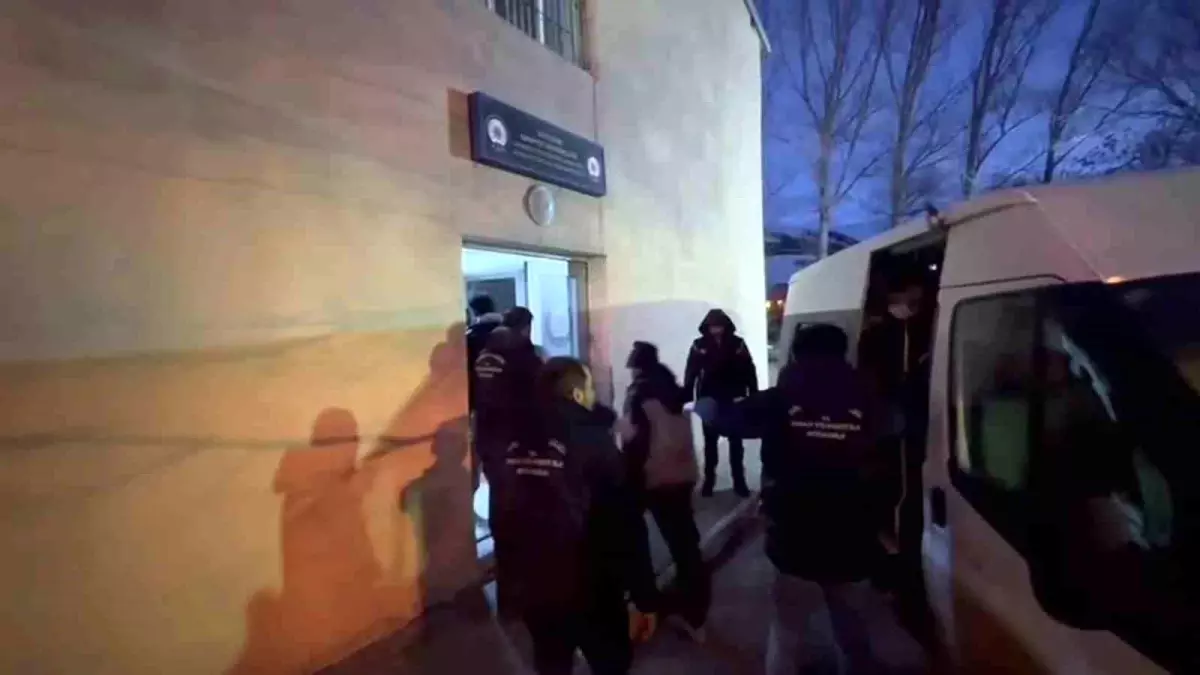 Erzurum’da Kaçak Göçmen Operasyonu: 20 Yakalandı, 3 Tutuklandı erzurumda kacak gocmen operasyonu 20 yakalandi 3 tutuklandi Cs35ganl.jpg