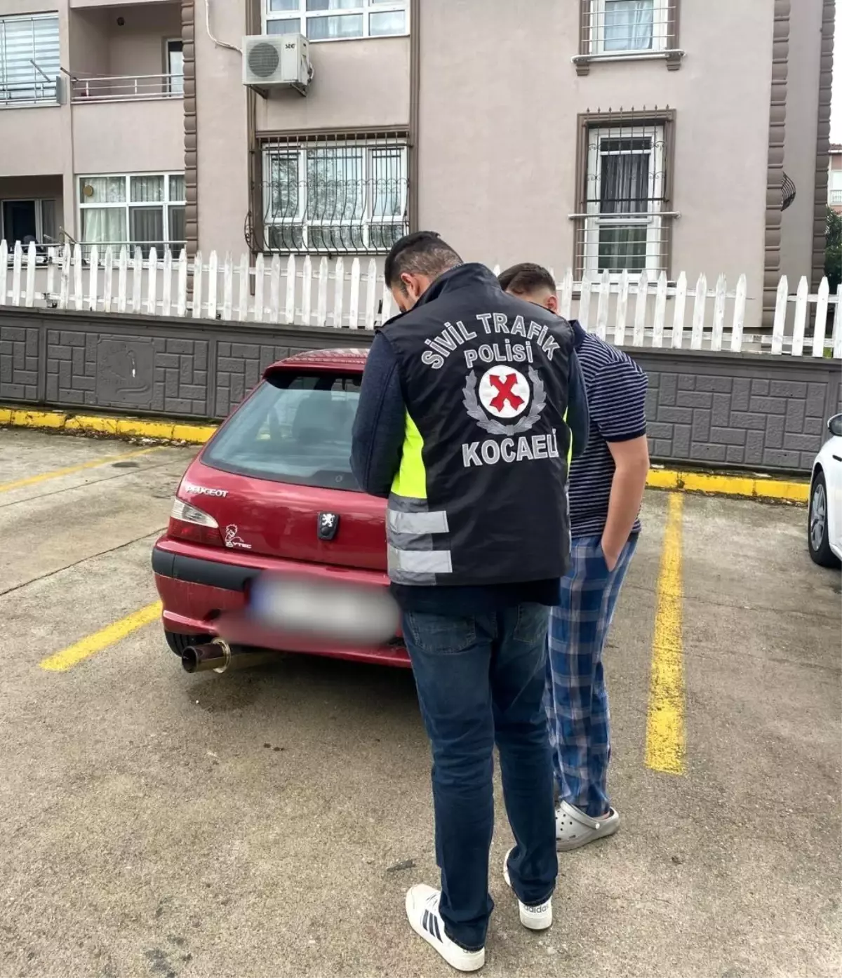 Kocaeli’de Düğün Konvoyunda Gürültü Yapan Sürücüye 10 Bin TL Ceza kocaelide dugun konvoyunda gurultu yapan surucuye 10 bin tl ceza NKtkmsIt.jpg