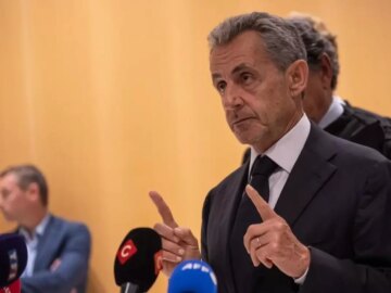 Sarkozy Cezaevi Yolunda sarkozy cezaevi yolunda Sdz979X5.jpg