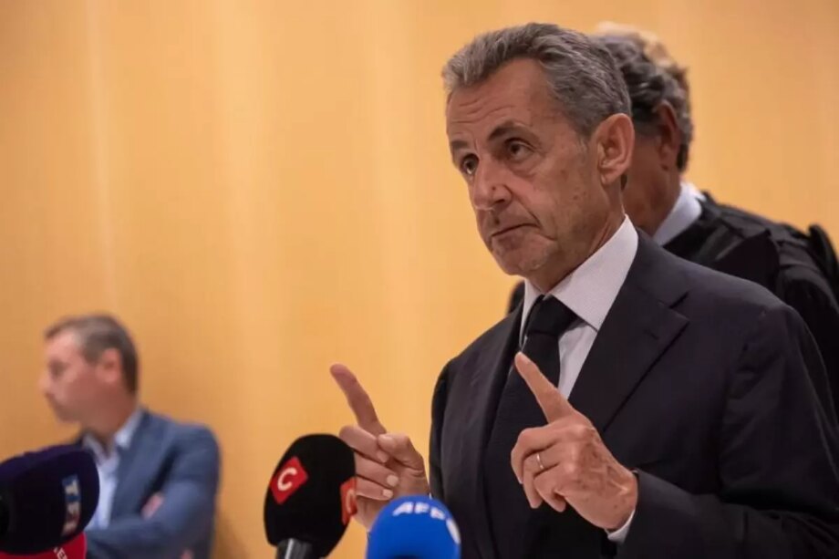 sarkozy cezaevi yolunda Sdz979X5.jpg