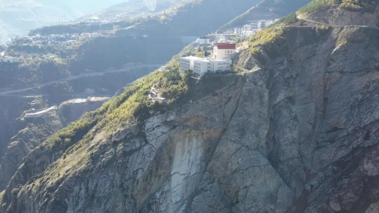 artvinde kaya parcasi koptu panik yasandi 600 ogrenci tahliye edildi rCg3wrxX.jpg