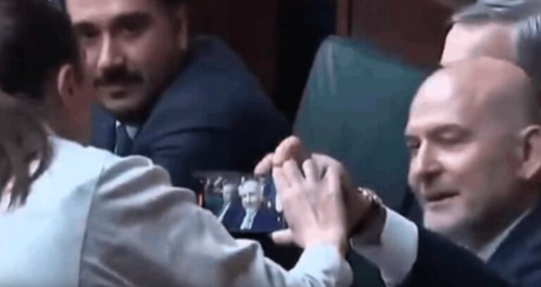 suleyman-soylu-gulistan-dokunun-adini-duyunca-kadin-gazeteciye-saldirdi-NqONdBrB