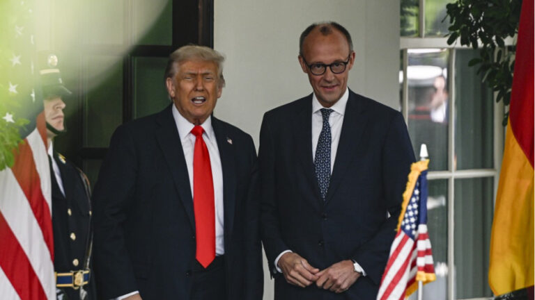 trump-merz-ne-dedigini-bilmiyor-2CcXTgTV