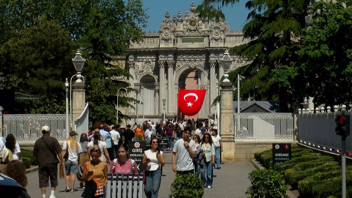 19-mayis-coskusu-dolmabahcede-yasandi-ziyaretciler-tarihi-atmosferi-duygulu-anlarla-gezdi-JgypOium
