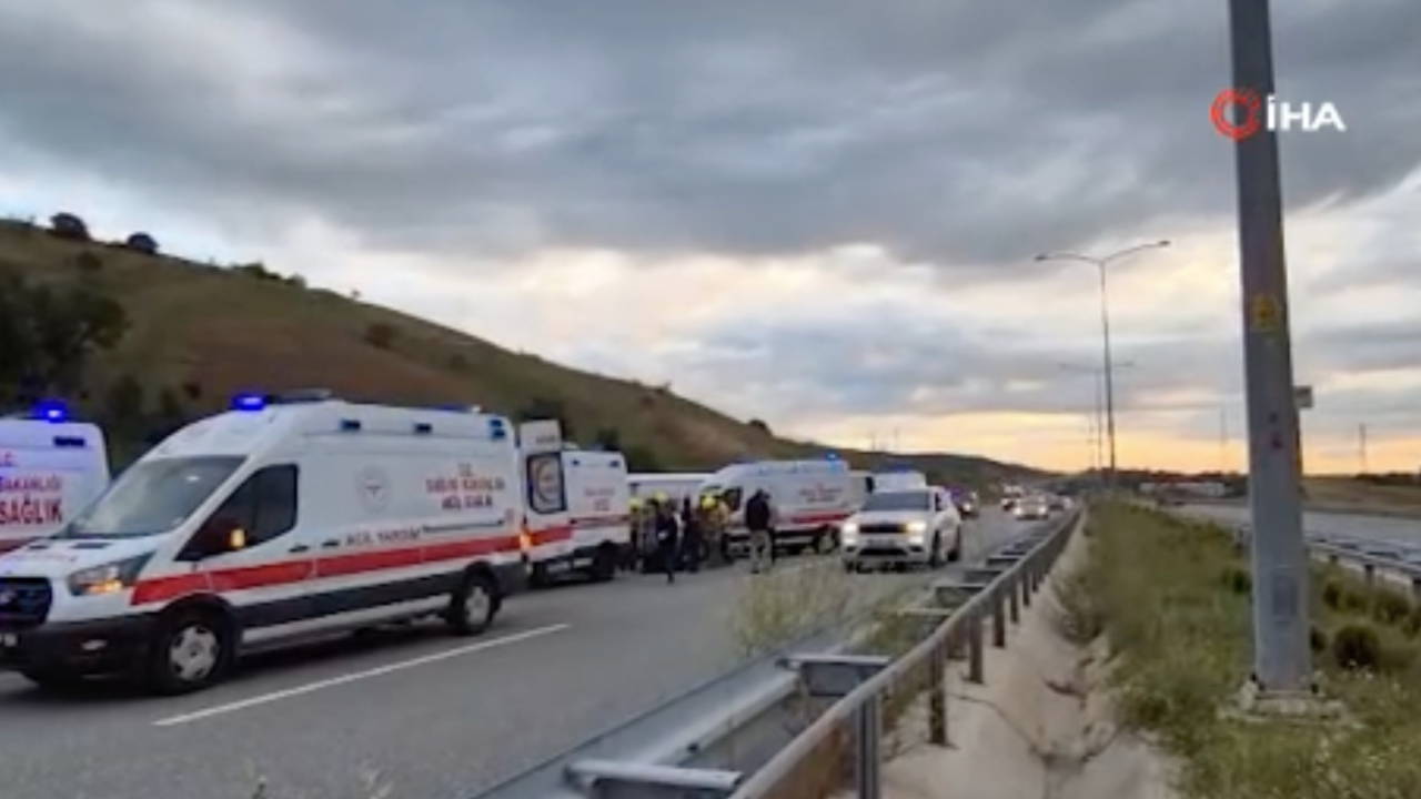 balikesirde-yolcu-otobusu-devrildi-25-yolcu-yaralandi-4Wakksjx