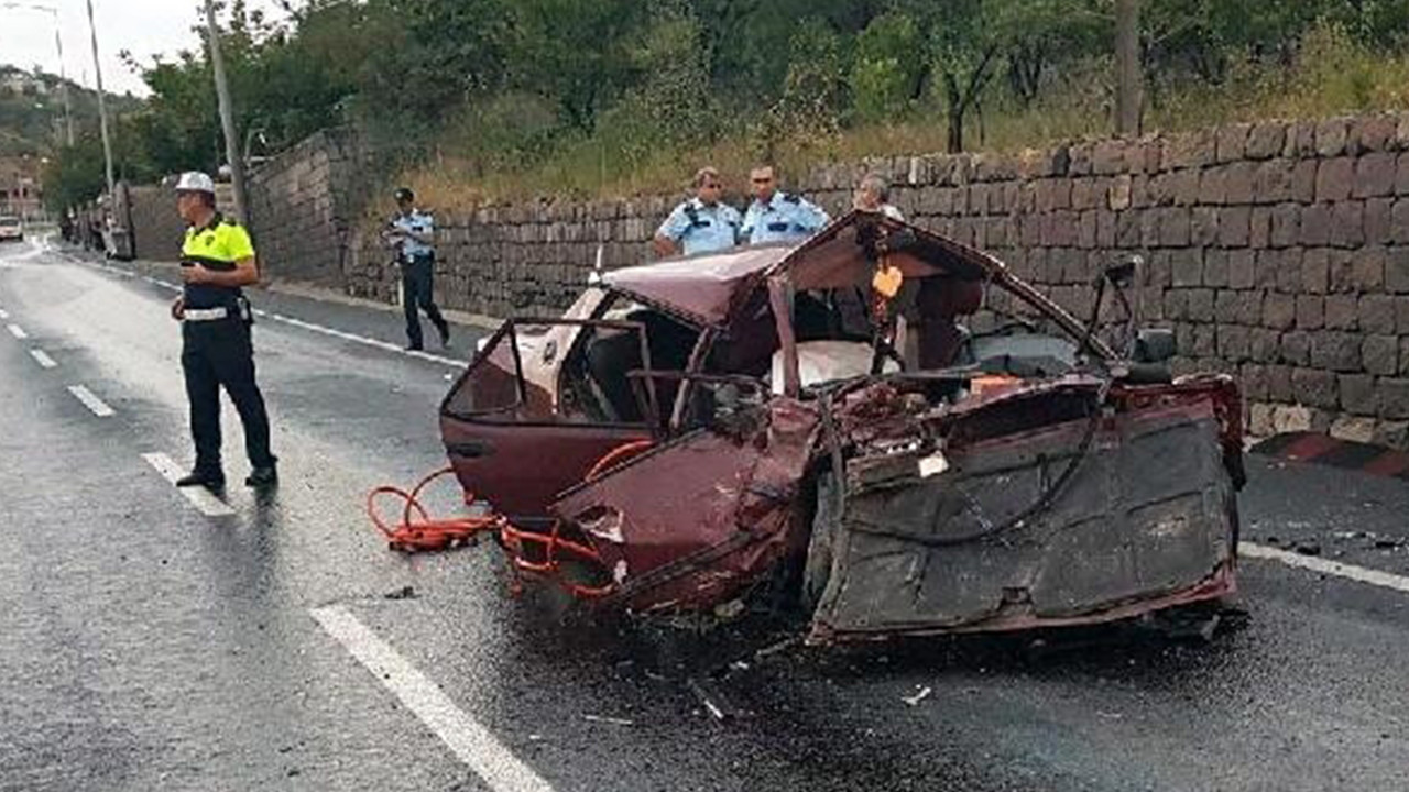 istinat-duvarina-carpan-otomobildeki-1-kisi-oldu-4-kisi-yaralandi-eHXYOMVN